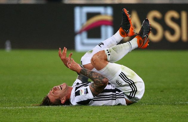 Fotbalista Juventusu Federico Bernardeschi se svíjí na zemi během utkání Seria A na hřišti AS Řím.