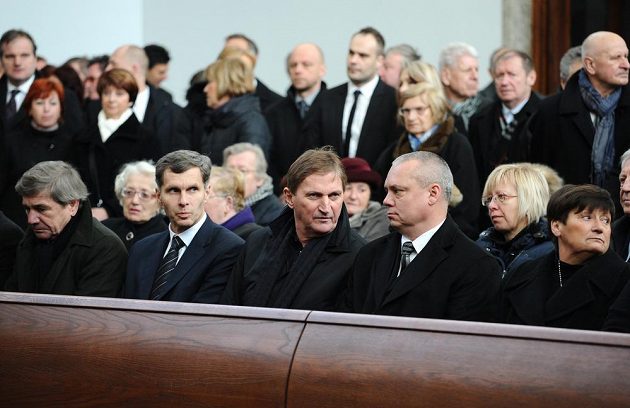 Předseda ČOV Jiří Kejval (druhý zleva), trenér Alois Hadamczik a generální sekretář ČSLH Martin Urban během posledního rozloučení s hokejovou legendou Karlem Gutem.