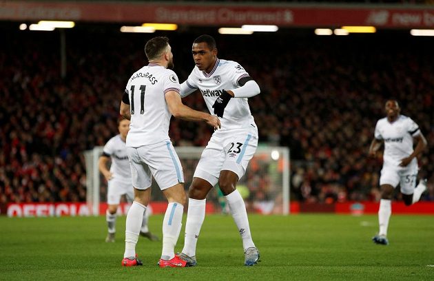 Radost v podání fotbalistů West Ham United. Střelec gólu Issa Diop slaví s Robertem Snodgrassem.