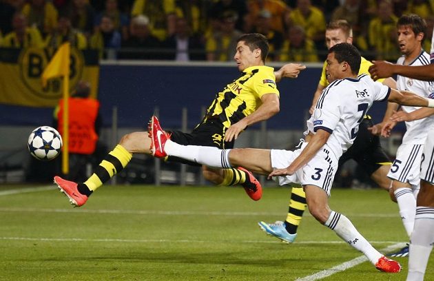 Takhle otevřel Robert Lewandowski (vlevo) z Dortmundu skóre semifinálového souboje Ligy mistrů proti Realu Madrid.