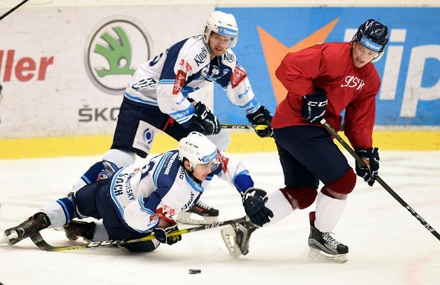 Hokejisté Vítkovic nastoupili k utkání v retro dresech. Zleva David Stach (dole) a Miroslav Preisinger z Plzně a David Květoň z Vítkovic.