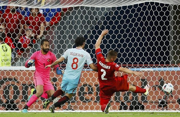 Pavel Kadeřábek v další šanci proti Turkům. Z nadějné pozice ale netrefil tureckou bránu.
