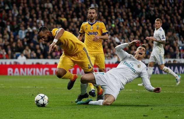 Cristiano Ronaldo po střetu s Medhim Benatiou padá v pokutovém území, penalta to nebyla.