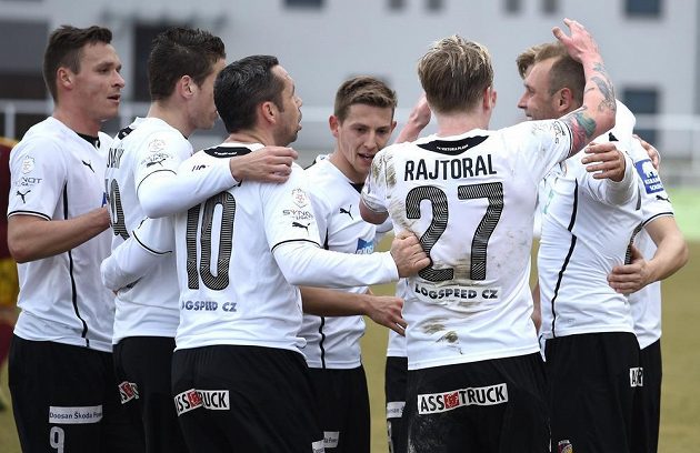 Plzeňský záložník Daniel Kolář (vpravo) oslavuje se spoluhráči gól proti Dukle.