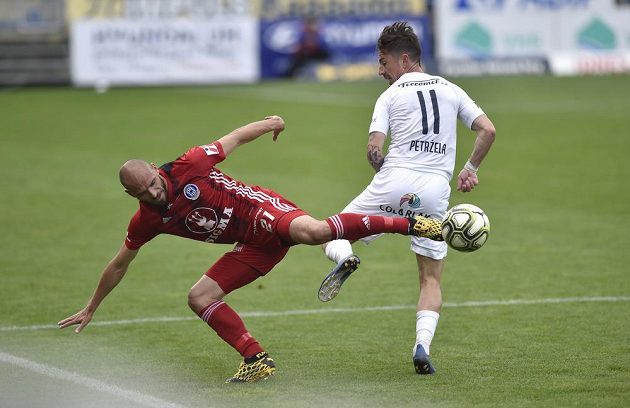 Zleva Michal Vepřek z Olomouce a Milan Petržela ze Slovácka v akci během utkání nejvyšší soutěže.