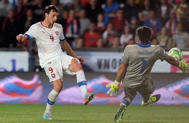 Italský brankář Gianiugi Buffon (vpravo) chytá obrovskou šanci Libora Kozáka.
