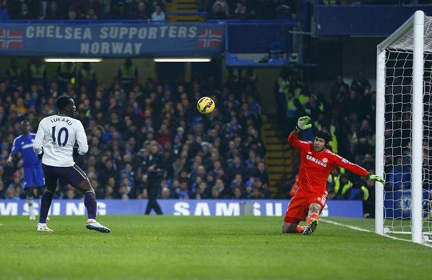Brankář Chelsea Petr Čech likviduje obrovskou šanci útočníka Evertonu Romela Lukaka.