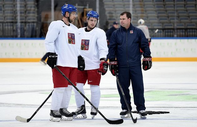 Obránce Jan Hejda (vlevo), útočník Vladimír Sobotka (uprostřed) a asistent trenéra české reprezentace Jaroslav Špaček během prvního tréninku v O2 areně.