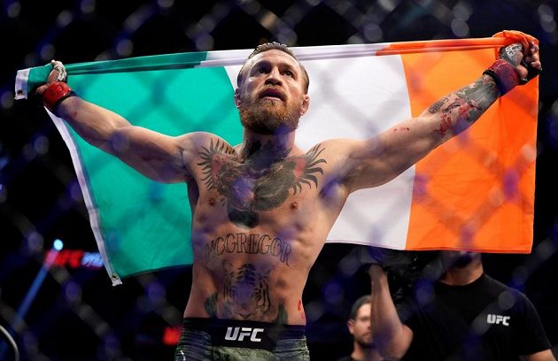 Conor McGregor s irskou vlajkou po svém vítězném návratu do UFC, ve kterém zdolal Donalda Cerroneho.