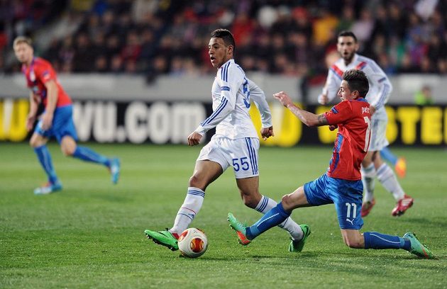 Plzeňský záložník Milan Petržela (vpravo) a Corentin Tolisso během utkání osmifinále Evropské ligy.