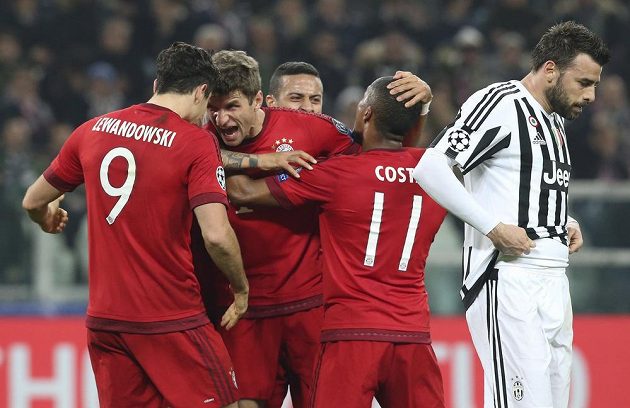 Radost fotbalistů Bayernu po úvodním gólu Thomase Müllera (střelec druhý zleva).