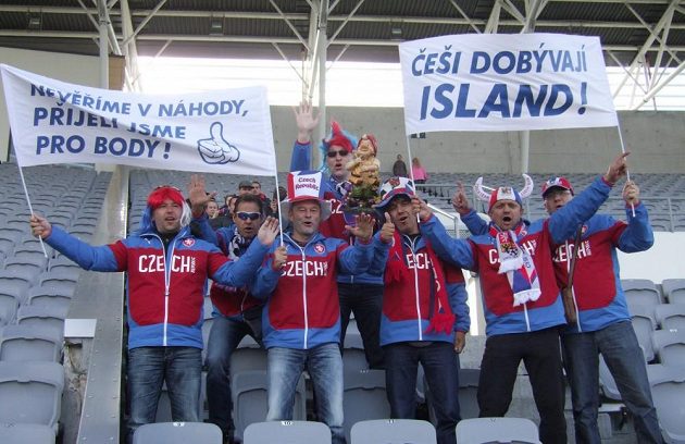 Na tréninku českého týmu v Reykjavíku nechyběli ani optimističtí fanoušci...