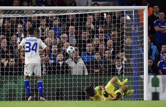 Fotbalista Dynama Kyjev Jevhen Kačeridi sleduje míč mířící do branky jeho týmu v utkání Ligy mistrů proti Chelsea, který do ní nešťastně poslal spoluhráč Aleksandar Dragovič (není na obrázku).