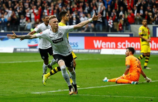 Fotbalisté Dortmundu vedli na hřišti Frankfurtu 2:0, nakonec ale o náskok přišli a brali jen bod za remízu 2:2. Tu zařídil svoji trefou Marius Wolf.