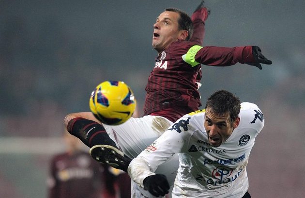 Záložník Sparty Praha Marek Matějovský (nahoře) a Libor Došek ze Slovácka během utkání Gambrinus ligy mezi AC Sparta Praha a 1. FC Slovácko.