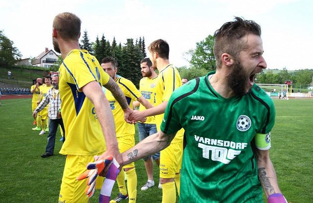Fotbalisté Varnsdorfu se radují z postupu do první ligy, vpravo je brankář Radek Porcal.