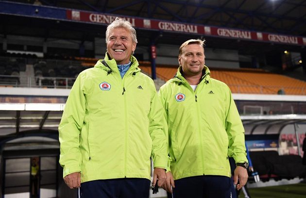 Trenér Slovanu Bratislava Jozef Chovanec (vlevo) a asistent Horst Siegl během tréninku na letenském stadiónu.