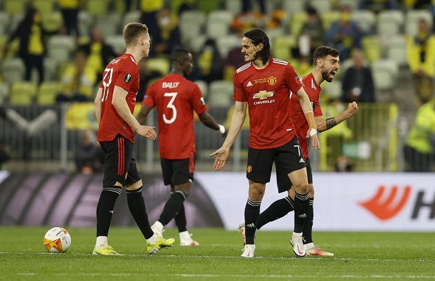 Radost Rudých ďáblů. Hvězdný kanonýr Manchesteru United Edinson Cavani slaví se spoluhráči svůj gól ve finále Evropské ligy proti Villarrealu.