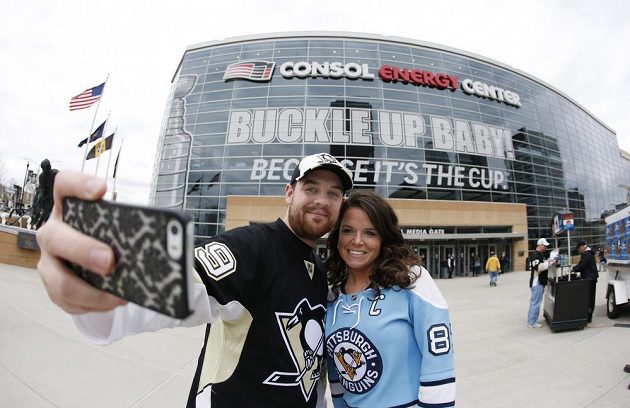 Fanoušci Pittsburghu se před halou Tučňáků připravují na start 2. kola play off proti New York Rangers.