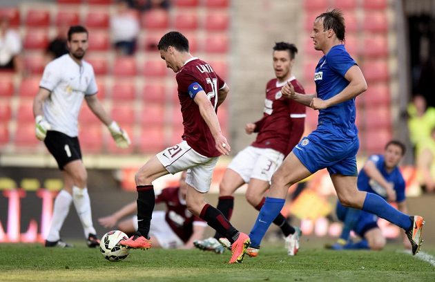 Sparťanský útočník David Lafata (třetí zprava) střílí gól proti Brnu v utkání 25. kola Synot ligy.