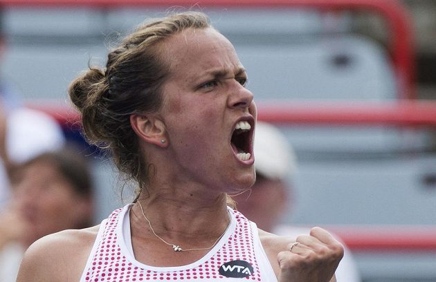 Barbora Strýcová při utkání s Caroline Garciaovou z Francie v prvním kole v Montrealu.