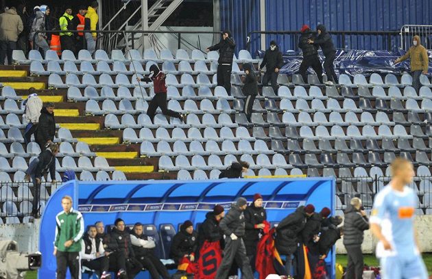 Výtržnosti v sektoru fanoušků Sparty způsobily přerušení utkání. Na snímku fanoušci Sparty vyzbrojení ulámanými částmi oplocení napadají diváky.