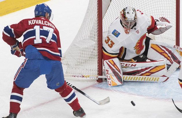 Ruský útočník Montrealu Canadiens Ilja Kovalčuk se snaží překonat Davida Ritticha.