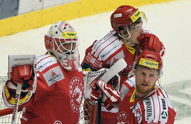 Třinecký smutek po sedmém finále! Zleva brankář Šimon Hrubec a útočníci Marek Růžička a Martin Adamský.