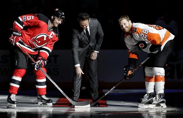 Patrik Eliáš vhodil buly. Na slavnostní chvilku přijeli Andy Greene a Claude Giroux.
