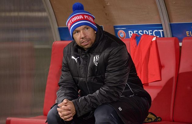 Záložník Viktorie Plzeň Pavel Horváth na lavičce během odvetného utkání osmifinále Evropské ligy proti Lyonu.