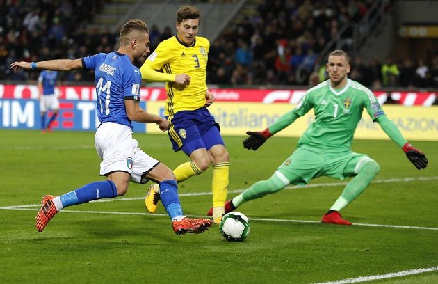 Italský útočník Ciro Immobile (vlevo) pálí na švédskou branku v odvetě baráže o postup na MS 2018.