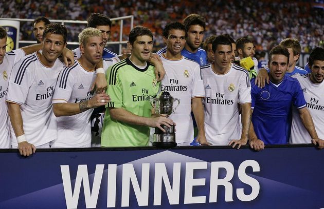 Real Madrid vyhrál turnaj International Champions Cup. V zeleném dresu brankář Iker Casillas s trofejí.