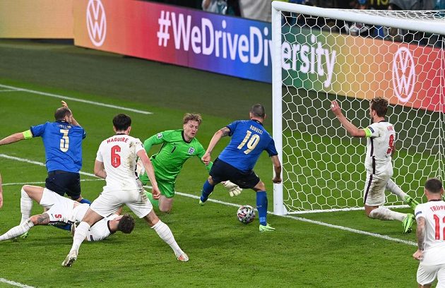 Vyrovnáno 1:1. Ital Leonardo Bonucci (19) zblízka posílá míč do anglické brány.