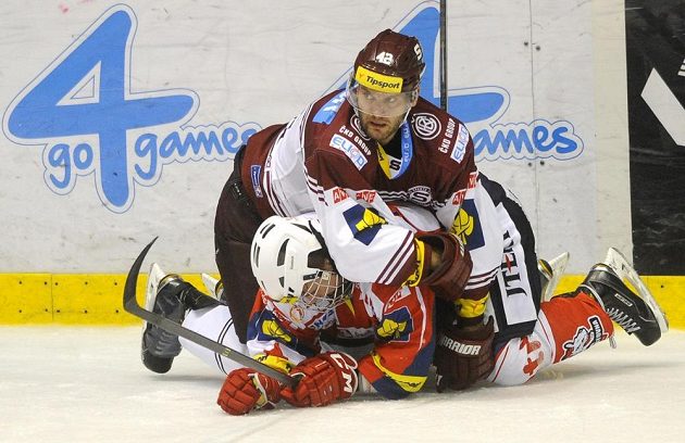 Sparťanský obránce Michal Barinka (nahoře) v souboji s pardubickým útočníkem Michaelem Špačkem.
