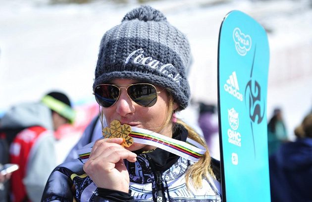 Česká snowboardistka Ester Ledecká vyhrála na MS obří slalom a její radost ze zlaté medaile.