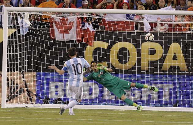 Nepřesný Argentinec Lionel Messi (10) a chilský gólman Claudio Bravo (1) ve finále.