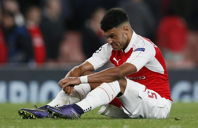 Zklamaný Alex Oxlade Chamberlain - jeho Arsenal nemá po dvou zápasech v Lize mistrů ani bod.