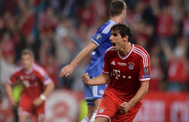 Středopolař Bayernu Javi Martínez oslavuje vyrovnávací gól na 2:2 během utkání UEFA Superpoháru proti Chelsea.