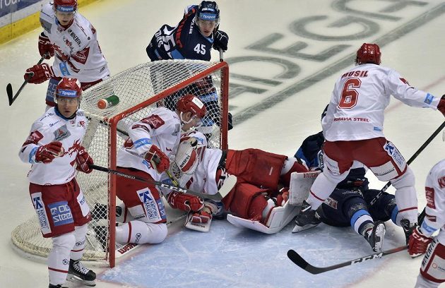 Závar před brankou Třince, po němž liberecký útočník Lukáš Krenželok (sedí v brankovišti) vstřelil první gól utkání.