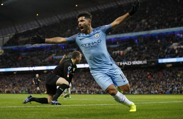 Útočník Manchesteru City Sergio Agüero slaví gól proti Burnley v zápase 20. kola Premier League.