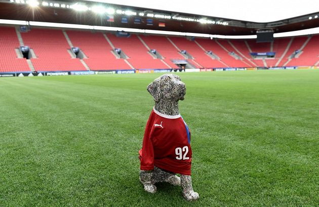 Maskot reprezentace U21 pes Brita před utkáním EURO 2015 hráčů do 21 let, ČR - Německo, hrané dne 23. června 2015 na stadionu Eden v Praze.