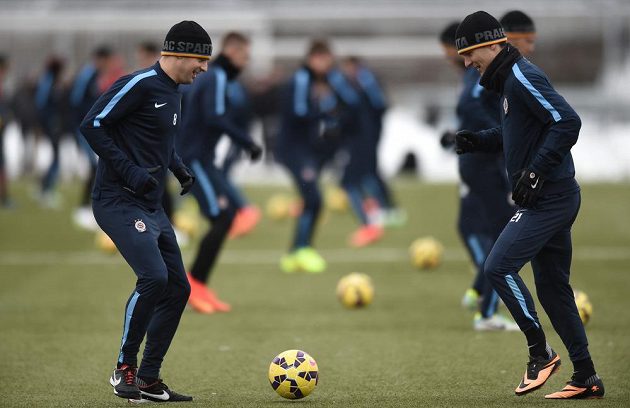 Fotbalisté Sparty Marek Matějovský (vlevo) a David Lafata při prvním tréninku po zahájení zimní přípravy.