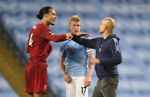 Manažer Manchesteru City Pep Guardiola (vpravo) se zdraví s hráčem Liverpoolu Virgilem van Dijkem.