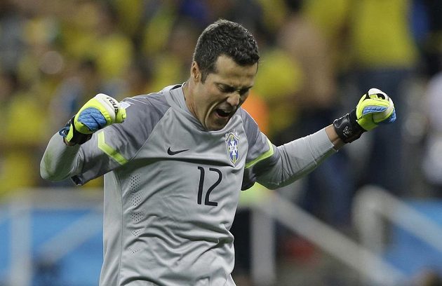 Brazilský brankář Júlio César se raduje ze vstřelení třetího gólu do sítě Chorvatska, který zaznamenal Oscar (není na snímku).