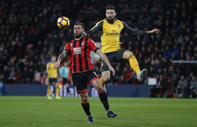 Kanonýr Arsenalu Olivier Giroud (vpravo) v souboji se Stevem Cookem z Bournemouthu.
