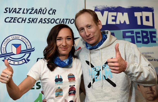 Běžci na lyžích Eva Vrabcová-Nývltová a Lukáš Bauer během tiskové konerence v Praze.