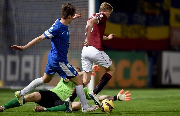 Ladislav Krejčí ze Sparty Praha, liberecký obránce Martin Sus a brankář Lukáš Hroššo.