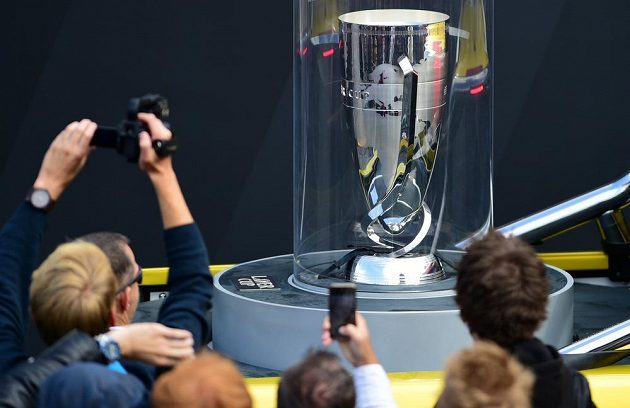 Slavnostní zahájení prvního ročníku tenisového Laver Cupu na Staroměstském náměstí v Praze za účasti členů týmu Evropy a výběru světa i tenisové legendy Roda Lavera. Na snímku je turnajová trofej.