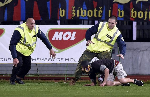 Jeden z fanoušků Sparty Praha vběhl během zápasu 3. kola MOL Cupu ve Znojmě na hřiště. Zasahovat museli pořadatelé.