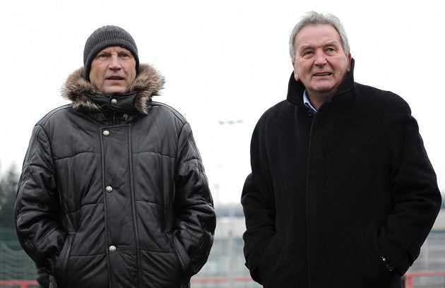 Trenéři Miroslav Beránek (vlevo) a Josef Pešice sledují tradiční Silvestrovského derby mezi týmy AC Sparta Praha a SK Slavia Praha.